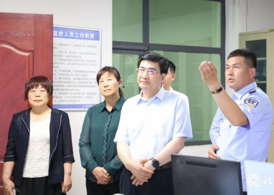 河南省人大常委会副主任何金平深入我县调研打击治理电信网络诈骗违法犯罪工作