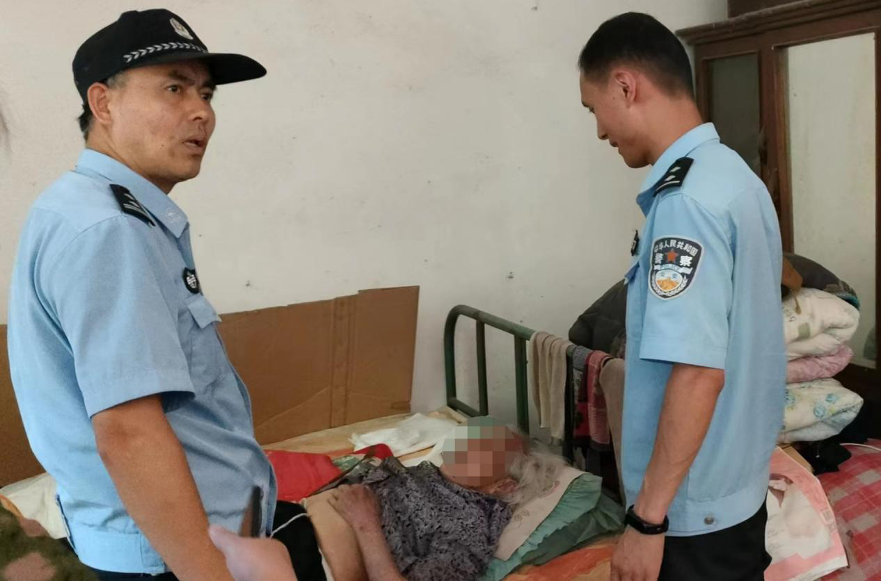 鲐背老人走失 民警呵护到家