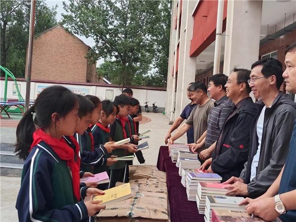 捐书赠物 情暖师生,尉氏县水坡镇驻村工作队开展捐赠图书活动