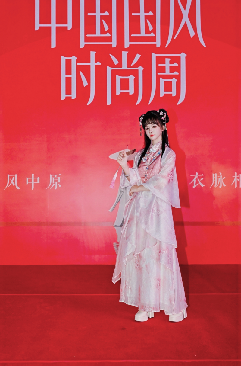 穿越千年对话时尚!2025首届中国国风时尚周在河南中牟艺秀小镇开幕