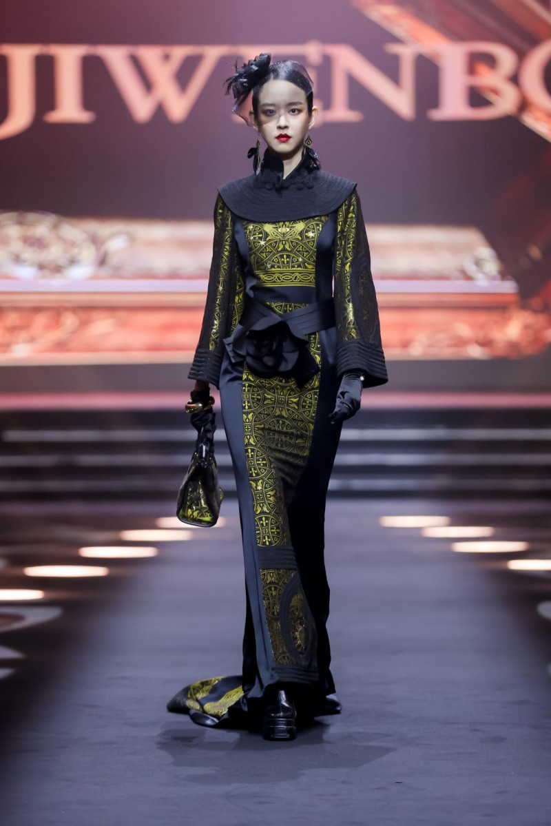 穿越千年对话时尚!2025首届中国国风时尚周在河南中牟艺秀小镇开幕