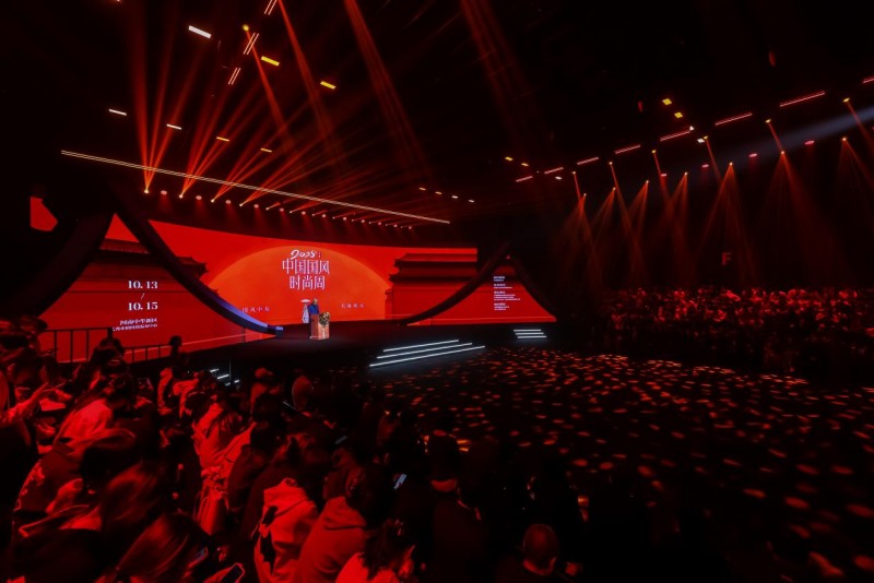 穿越千年对话时尚!2025首届中国国风时尚周在河南中牟艺秀小镇开幕