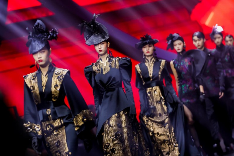 穿越千年对话时尚!2025首届中国国风时尚周在河南中牟艺秀小镇开幕