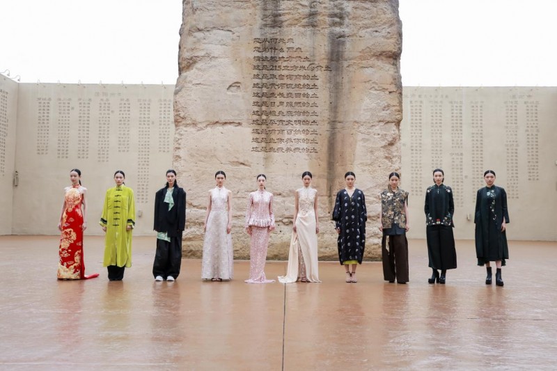 穿越千年对话时尚!2025首届中国国风时尚周在河南中牟艺秀小镇开幕