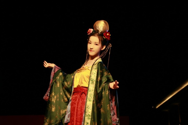 穿越千年对话时尚!2025首届中国国风时尚周在河南中牟艺秀小镇开幕