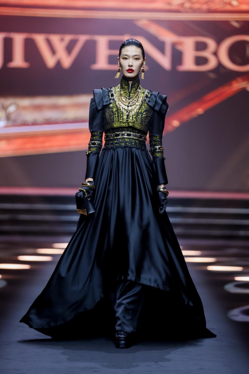 穿越千年对话时尚!2025首届中国国风时尚周在河南中牟艺秀小镇开幕