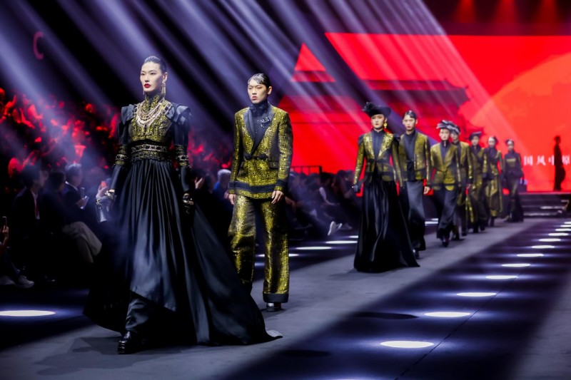 穿越千年对话时尚!2025首届中国国风时尚周在河南中牟艺秀小镇开幕