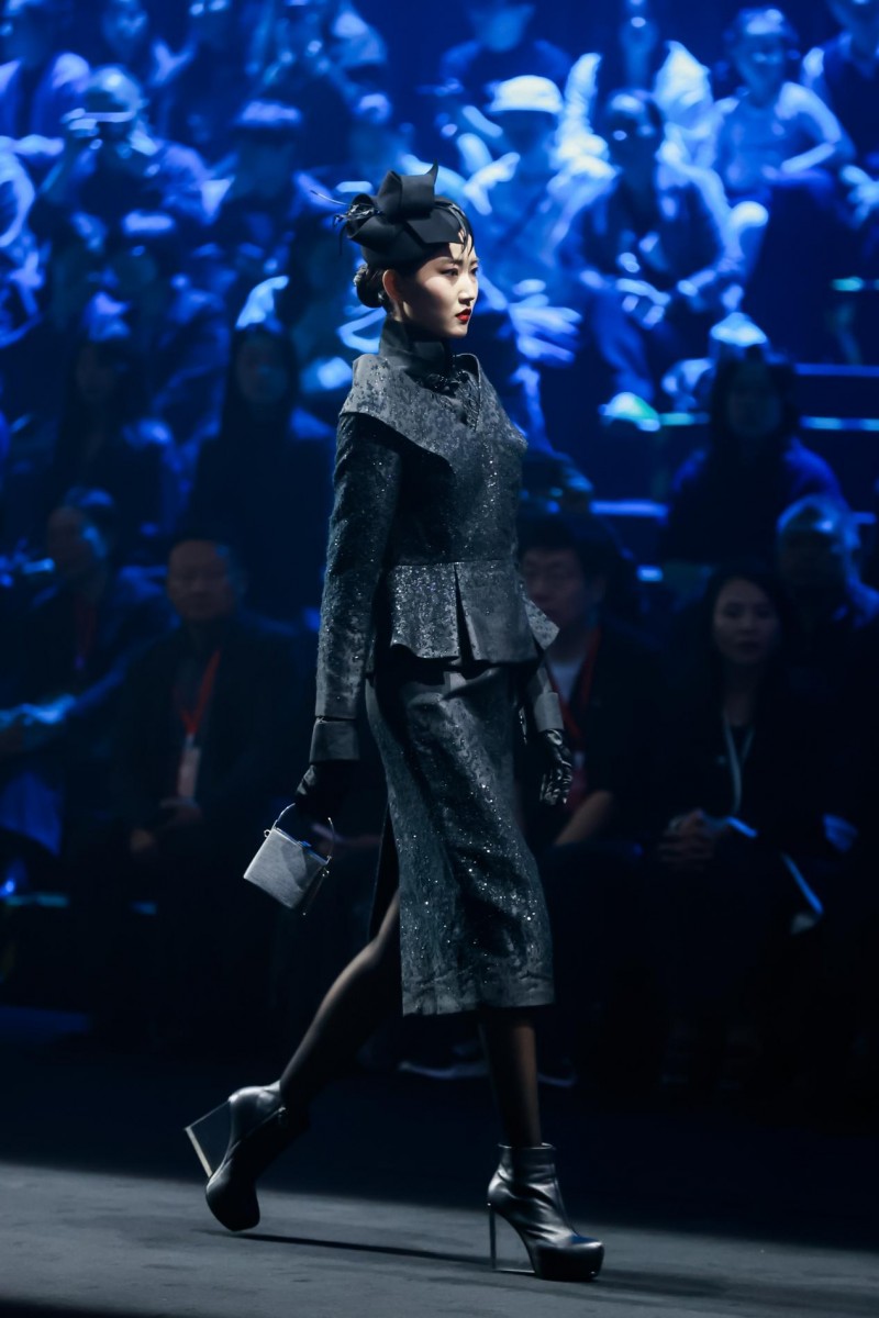 穿越千年对话时尚!2025首届中国国风时尚周在河南中牟艺秀小镇开幕