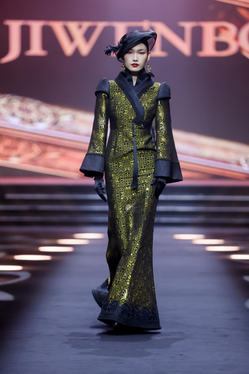 穿越千年对话时尚!2025首届中国国风时尚周在河南中牟艺秀小镇开幕