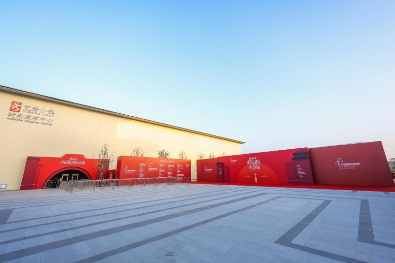 穿越千年对话时尚!2025首届中国国风时尚周在河南中牟艺秀小镇开幕