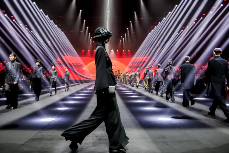 穿越千年对话时尚!2025首届中国国风时尚周在河南中牟艺秀小镇开幕