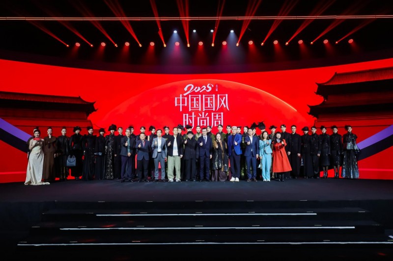 穿越千年对话时尚!2025首届中国国风时尚周在河南中牟艺秀小镇开幕