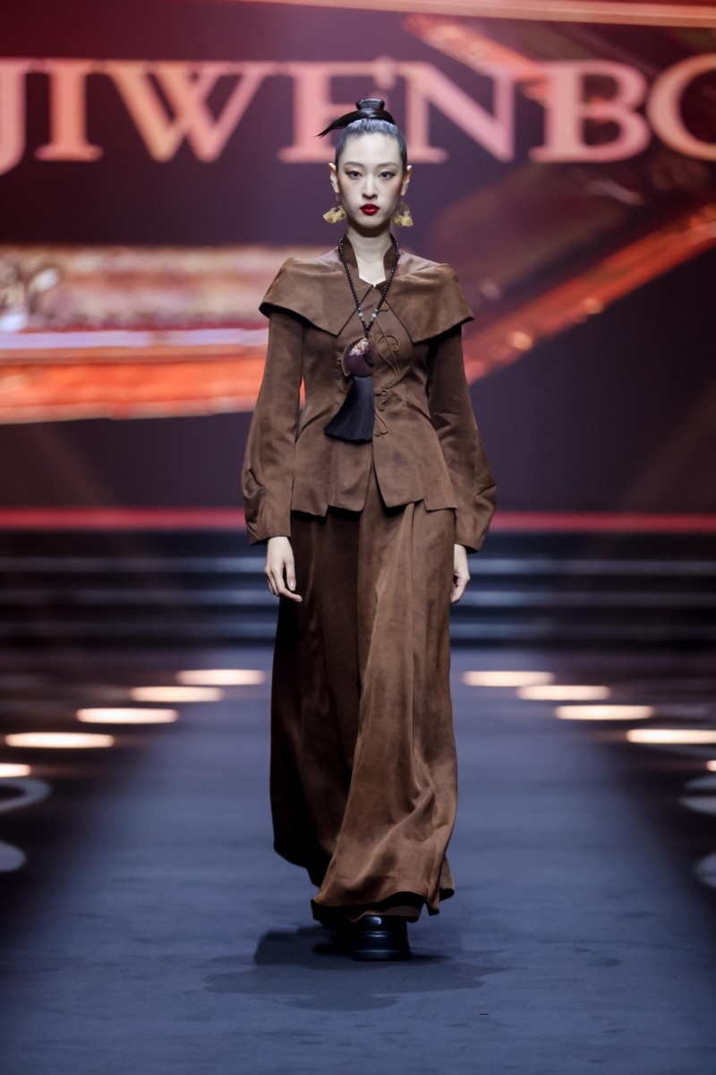 穿越千年对话时尚!2025首届中国国风时尚周在河南中牟艺秀小镇开幕