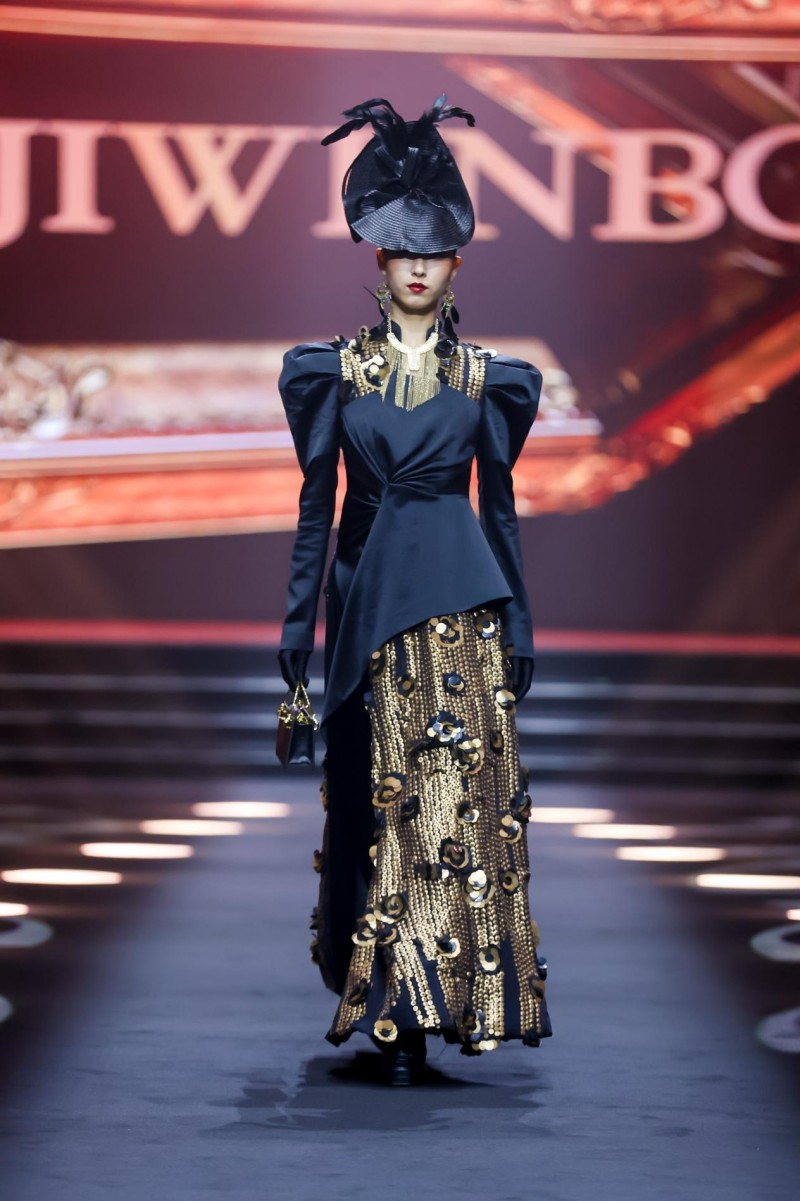 穿越千年对话时尚!2025首届中国国风时尚周在河南中牟艺秀小镇开幕