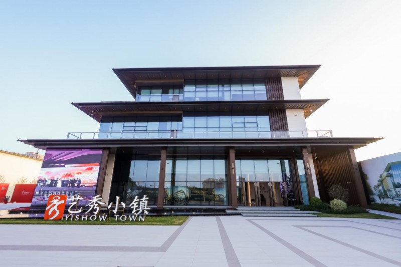 穿越千年对话时尚!2025首届中国国风时尚周在河南中牟艺秀小镇开幕