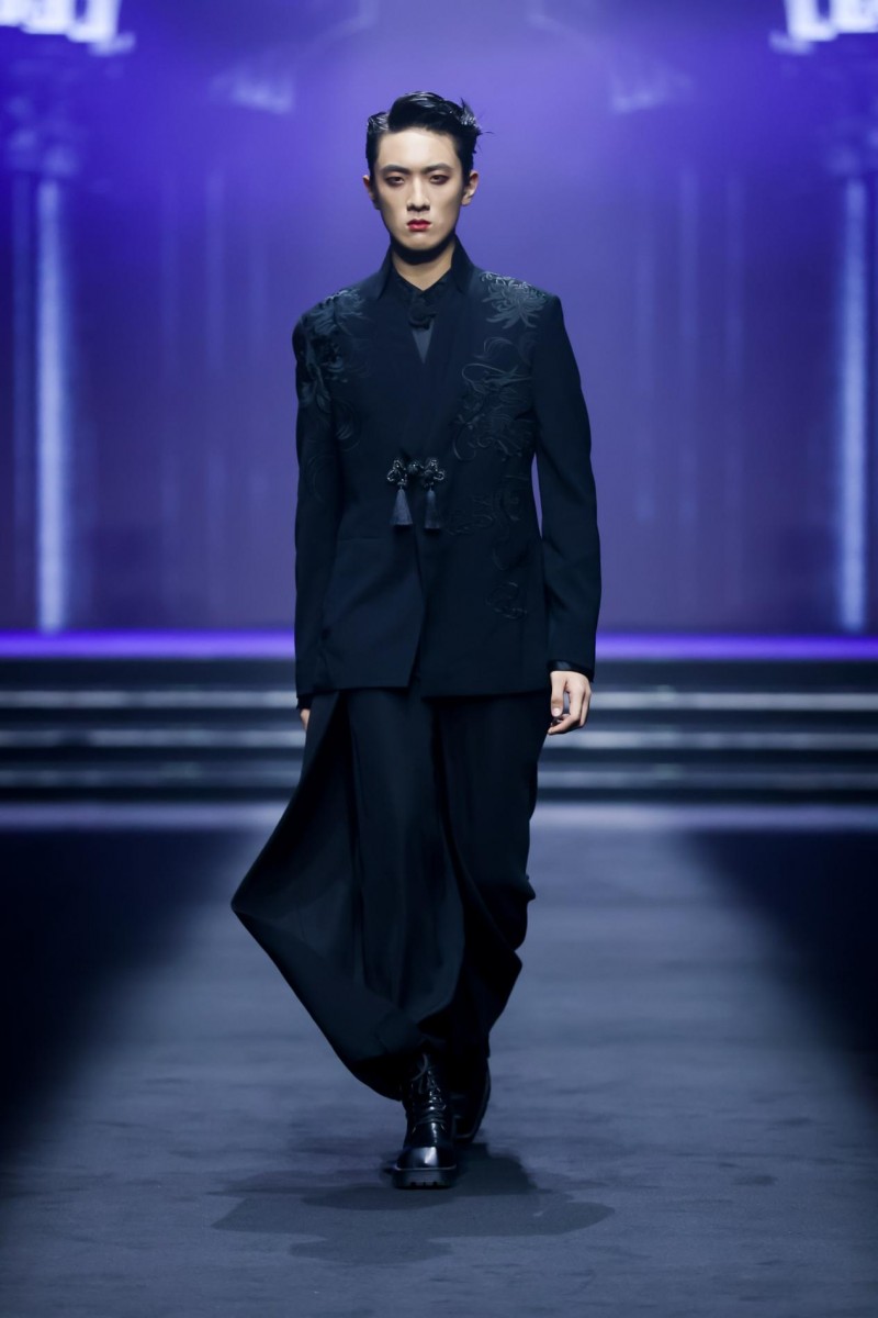 穿越千年对话时尚!2025首届中国国风时尚周在河南中牟艺秀小镇开幕