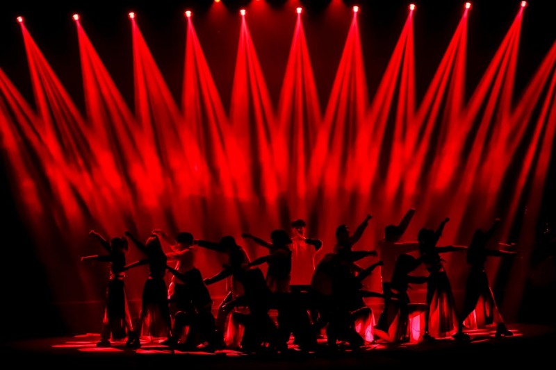 穿越千年对话时尚!2025首届中国国风时尚周在河南中牟艺秀小镇开幕