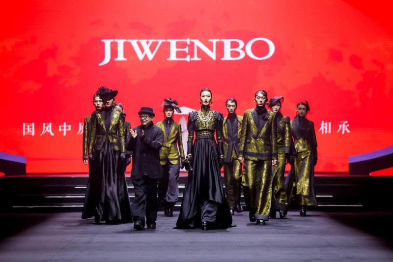 穿越千年对话时尚!2025首届中国国风时尚周在河南中牟艺秀小镇开幕