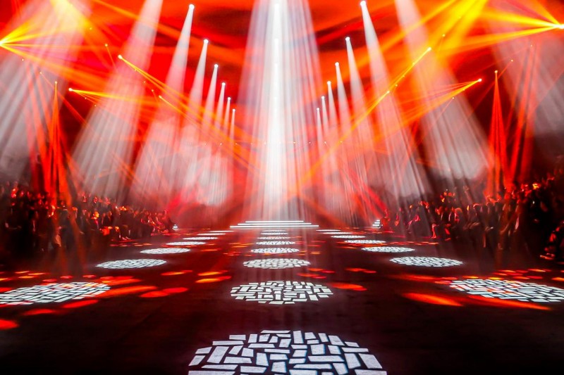 穿越千年对话时尚!2025首届中国国风时尚周在河南中牟艺秀小镇开幕