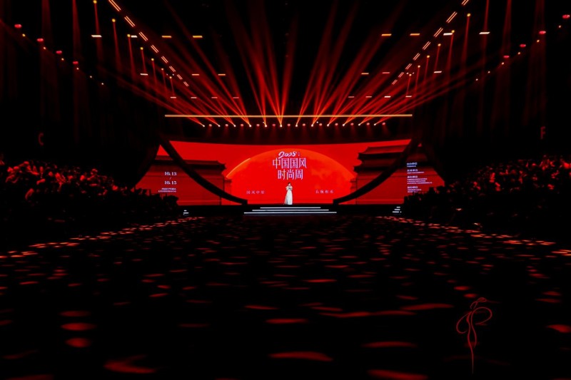 穿越千年对话时尚!2025首届中国国风时尚周在河南中牟艺秀小镇开幕