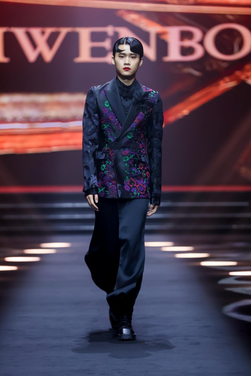 穿越千年对话时尚!2025首届中国国风时尚周在河南中牟艺秀小镇开幕