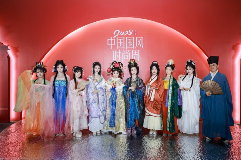 穿越千年对话时尚!2025首届中国国风时尚周在河南中牟艺秀小镇开幕