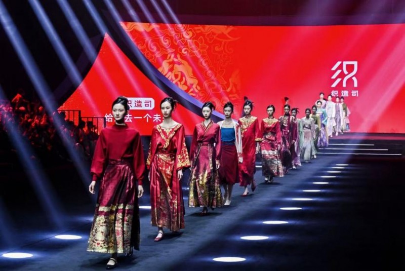 “牟”定中原:2025首届中国国风时尚周书写“文化+ 文旅+产业”融合新范本