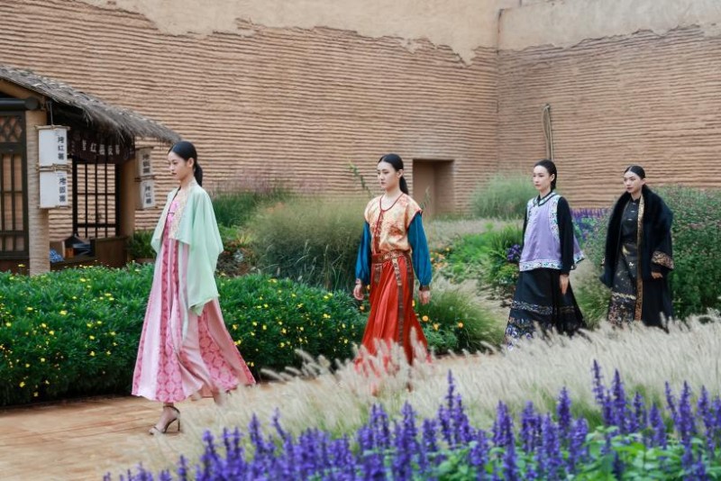 “牟”定中原:2025首届中国国风时尚周书写“文化+ 文旅+产业”融合新范本