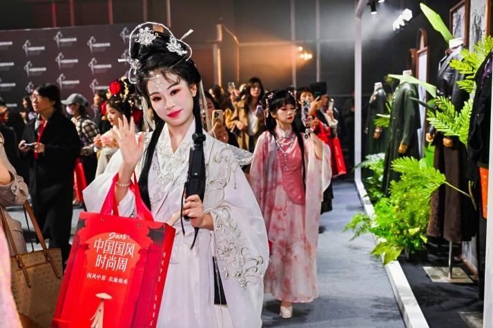 “牟”定中原:2025首届中国国风时尚周书写“文化+ 文旅+产业”融合新范本