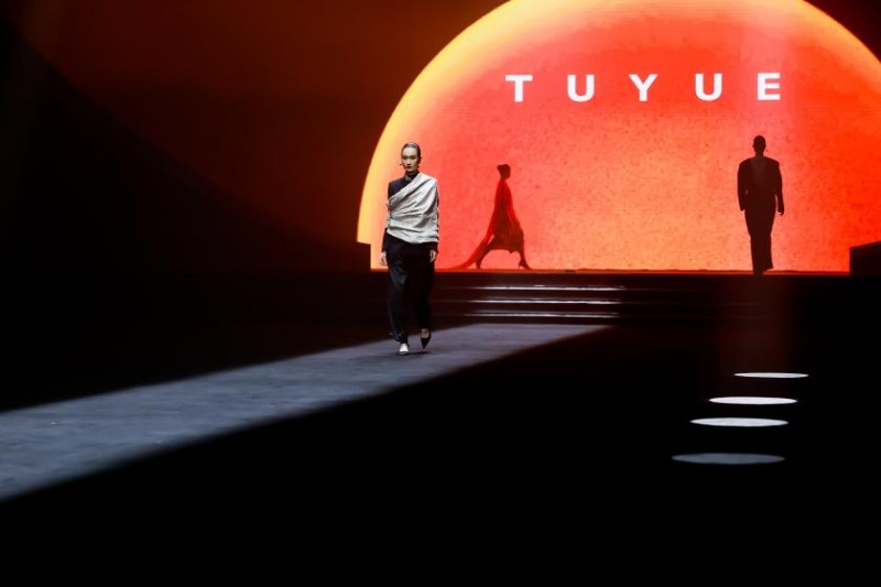 “牟”定中原:2025首届中国国风时尚周书写“文化+ 文旅+产业”融合新范本