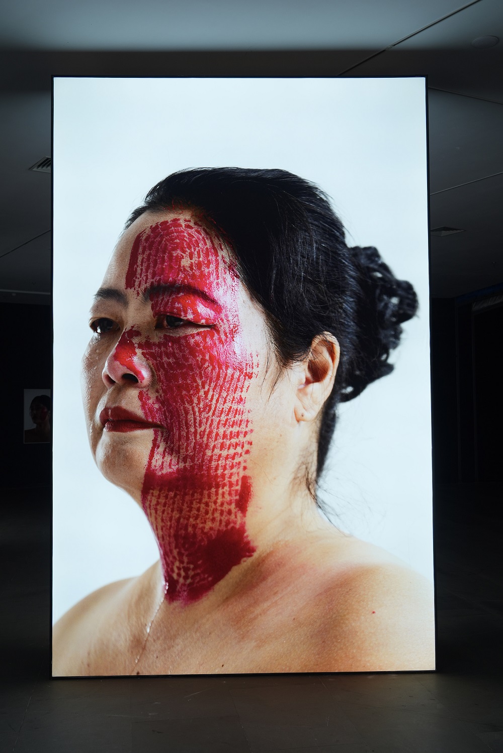 将50个鞋底印在脸上,《痕迹》杨烨炘艺术展引发观众热议