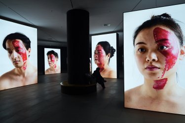 将50个鞋底印在脸上,《痕迹》杨烨炘艺术展引发观众热