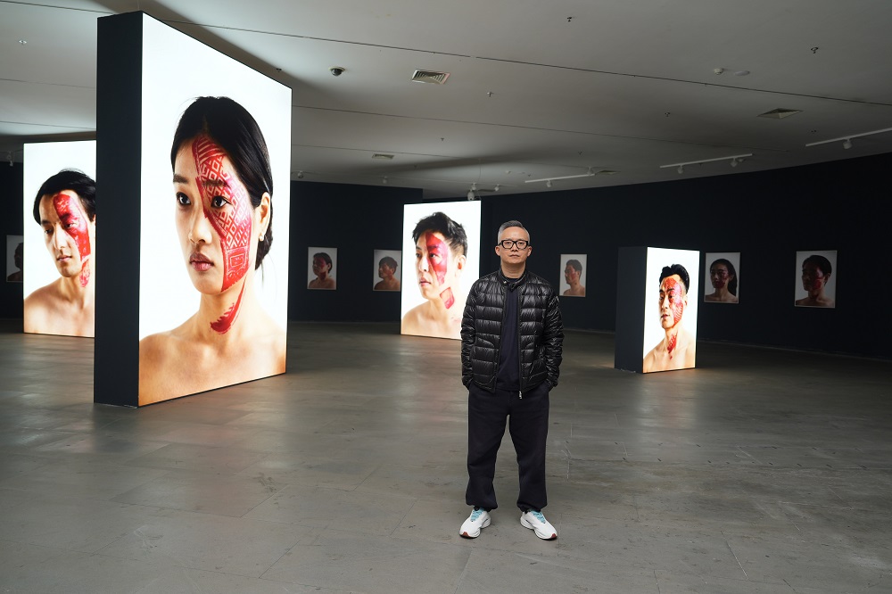 将50个鞋底印在脸上,《痕迹》杨烨炘艺术展引发观众热议