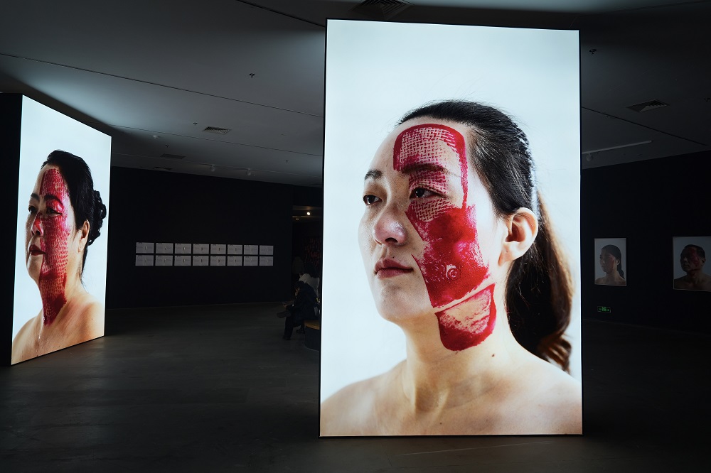 将50个鞋底印在脸上,《痕迹》杨烨炘艺术展引发观众热议