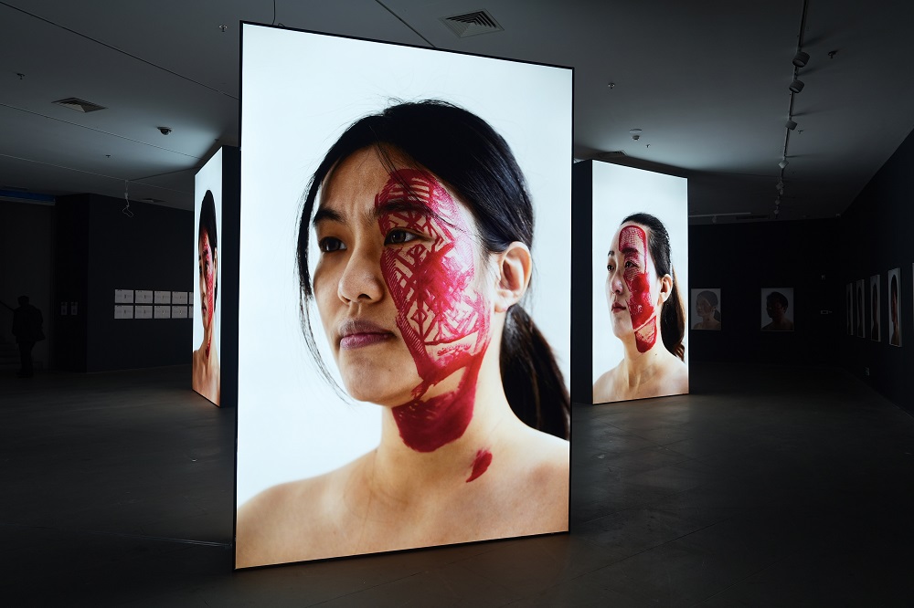 将50个鞋底印在脸上,《痕迹》杨烨炘艺术展引发观众热议