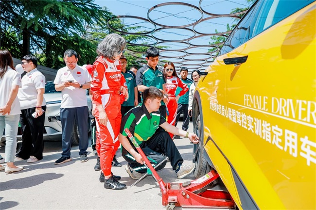 4.jpg 热烈祝贺小李补胎荣获女性驾驶员爱心联盟爱心企业