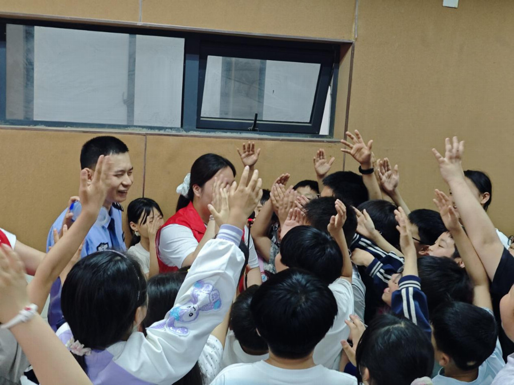 深耕安全教育 守护铁道平安——唐河站派出所联合唐河线路车间开展“5·26我爱路”进校园宣传活动