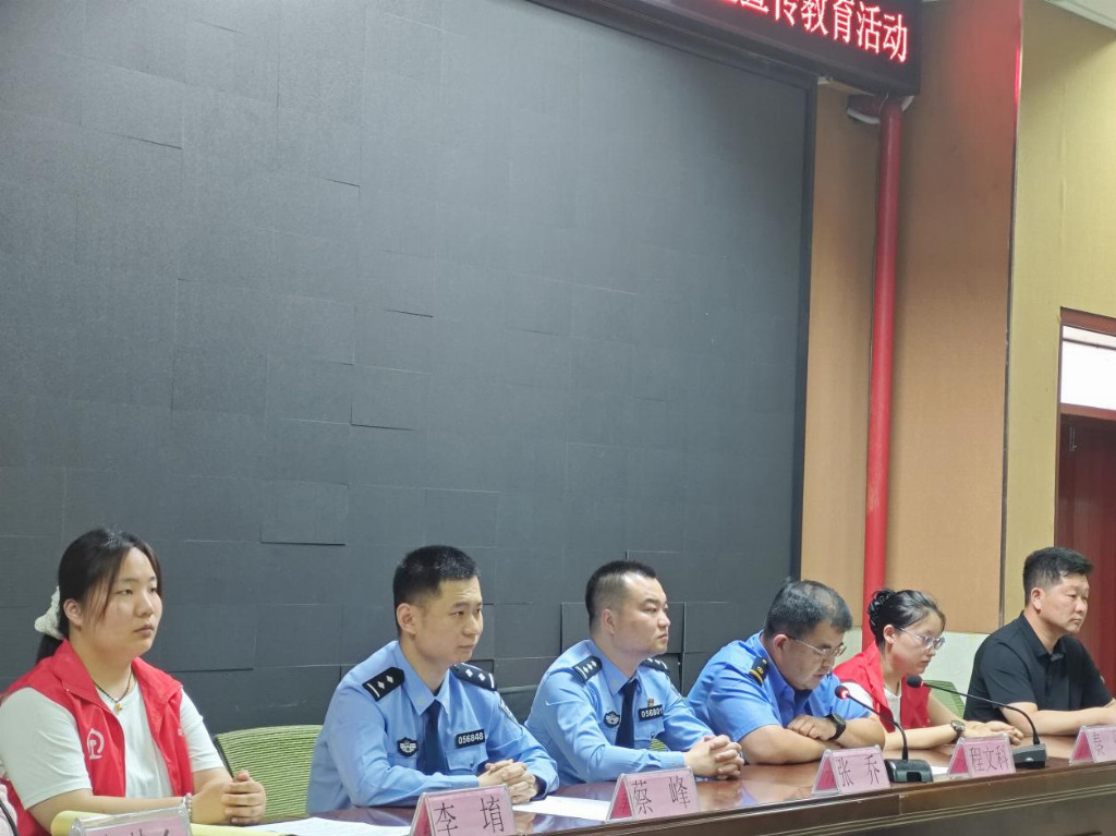 深耕安全教育 守护铁道平安——唐河站派出所联合唐河线路车间开展“5·26我爱路”进校园宣传活动